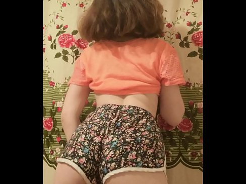 ❤️ 性感的年轻宝贝在镜头前脱下她的短裤 Porno fb