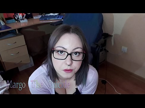 ❤️ 性感的眼镜女孩在镜头前深深地吸吮假阳具 Porno fb