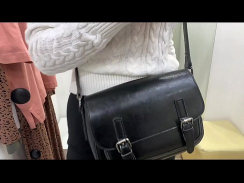 ❤️ 年轻婊子FeralBerry在试衣间用假阳具公开自慰 Porno fb
