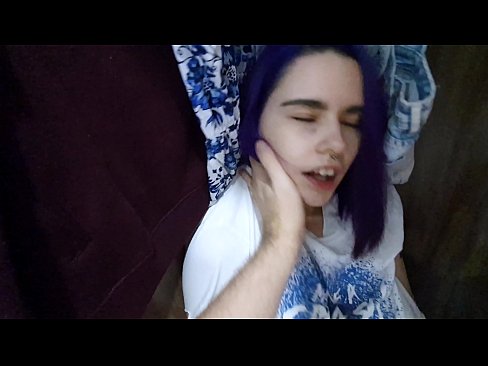 ❤️ 在衣柜里发现我的妹妹并帮助她射精 Porno fb